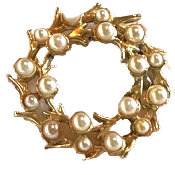 Vintage Gold Tone Wreath Brooch 2 Row Faux Pearls Circle Pattern Pin 1960’s - Picture 1 of 3
